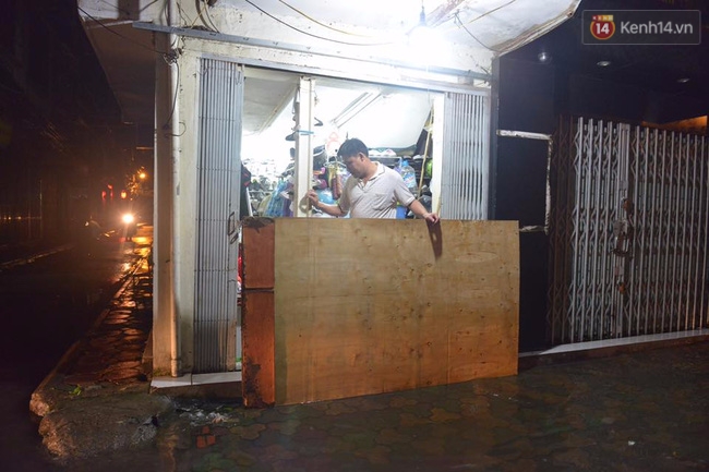 Phố cổ Hà Nội ngập lênh láng sau cơn mưa lớn - Ảnh 4.