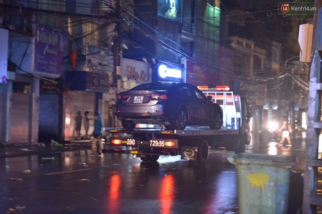 Phố cổ Hà Nội ngập lênh láng sau cơn mưa lớn - Ảnh 6.