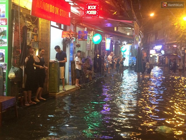 Phố cổ Hà Nội ngập lênh láng sau cơn mưa lớn - Ảnh 9.