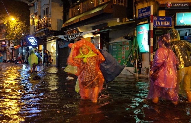 Phố cổ Hà Nội ngập lênh láng sau cơn mưa lớn - Ảnh 13.