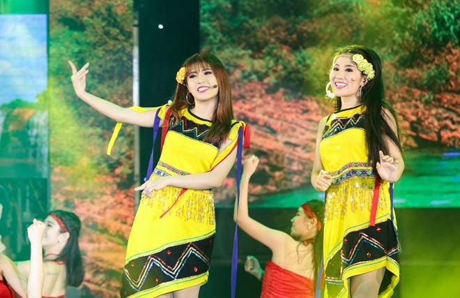 A quan The Voice ung ho chi gai ra mat dem nhac bolero hinh anh 2
