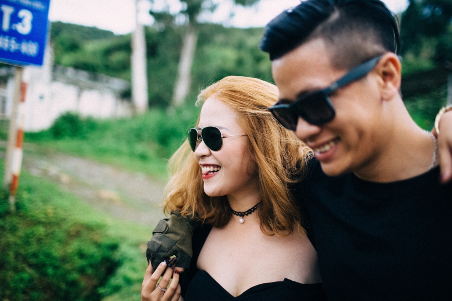 Giữa thời tiết nắng mưa thất thường của mảnh đất Sơn La, cặp đôi trẻ tuổi vẫn không thể giảm nhiệt huyết và sự hào hứng khi chứng kiến tận mắt quang cảnh hùng vĩ của Sống Khủng Long.