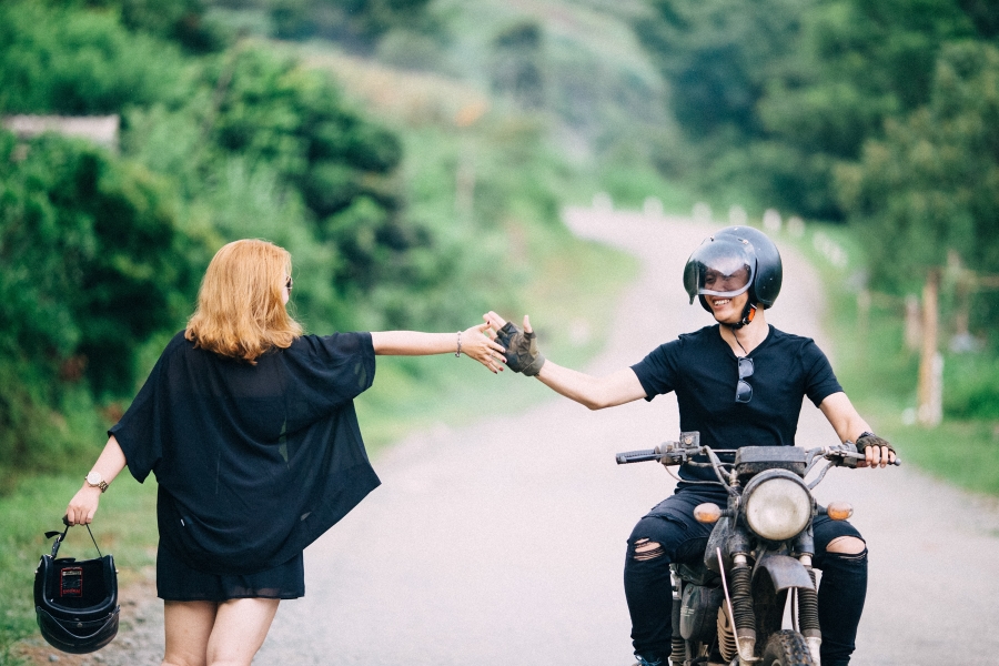 Thậm chí, cô dâu Phương Thảo còn không thể ngừng thốt lên cảm xúc về chuyến đi tuyệt vời trên cả mong đợi: “Từ đẹp có lẽ cũng không thể diễn tả hết mà phải chứng kiến tận mắt mới cảm nhận được nó tuyệt vời đến thế nào. Núi non trùng trùng xanh mướt mây trắng xóa ôm trọn núi vào lòng. Đi để thấy cuộc đời không bị uổng phí”.