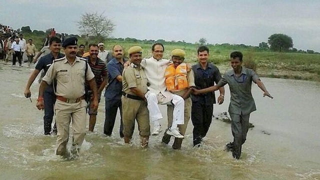  Ông Shivraj Singh Chouhan được khiêng qua chỗ lội (Ảnh: Twitter) 