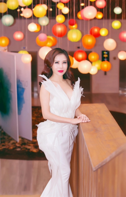 hoa-khoi-lan-phuong-long-lay-voi-dam-da-hoi-xin-edit-2