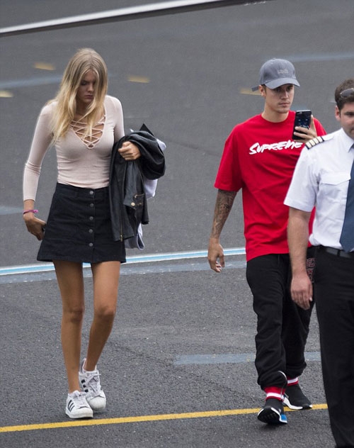 justin-bieber-di-choi-voi-nguoi-mau-sexy-trong-khi-vang-ban-gai-6