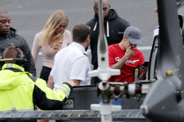 justin-bieber-di-choi-voi-nguoi-mau-sexy-trong-khi-vang-ban-gai-7