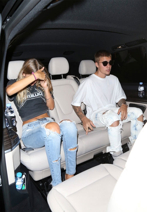 justin-bieber-di-choi-voi-nguoi-mau-sexy-trong-khi-vang-ban-gai-9