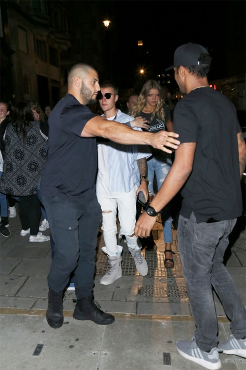justin-bieber-di-choi-voi-nguoi-mau-sexy-trong-khi-vang-ban-gai-10