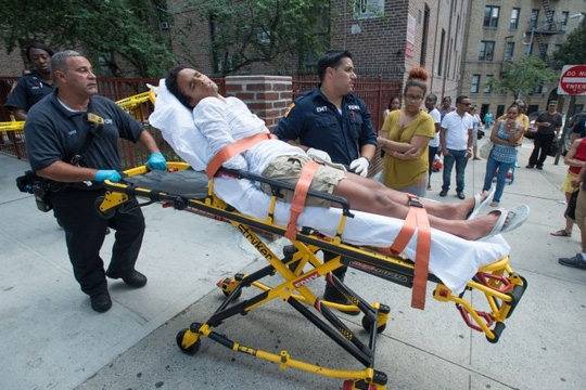  Cô được đưa đến bệnh viện để đánh giá tâm thần. Ảnh: New York Post 