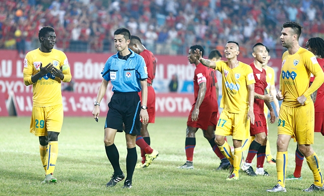 Tranh cãi vì trọng tài ngoại tại V.League
