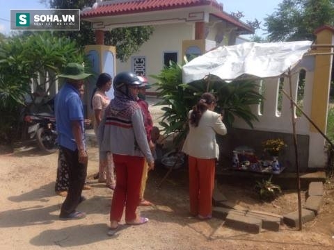 Người dân đổ xô đến cúng bái gốc chuối kỳ lạ ở Thừa Thiên Huế - Ảnh 3.