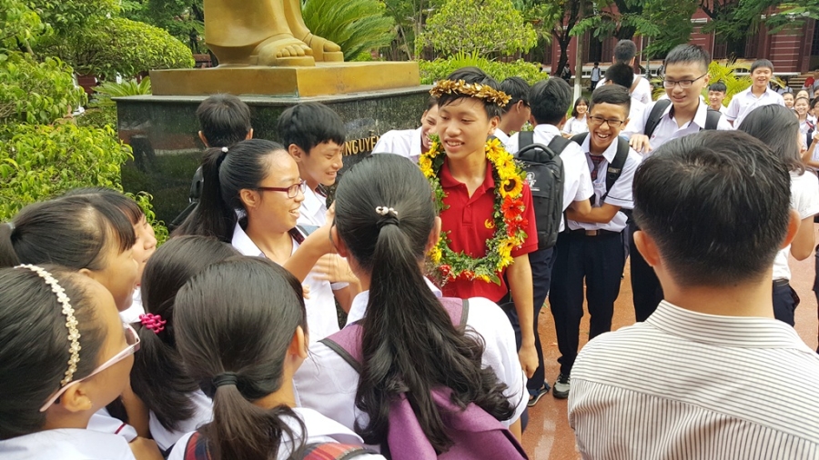 Những nụ cười, bắt tay, ôm hôn thắm thiết của học sinh Quốc Học Huế giành cho Thanh Chương