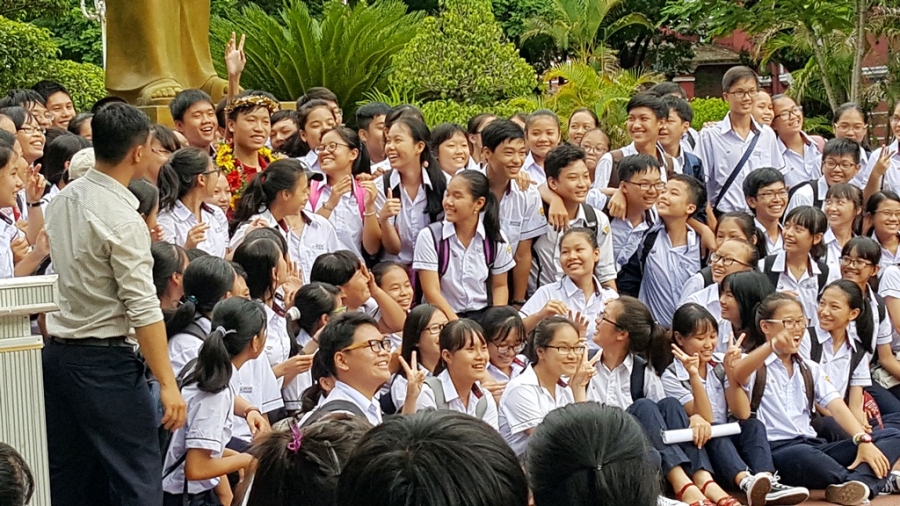 Chương thực sự kẹt trong vòng vây chụp ảnh của học sinh Quốc Học