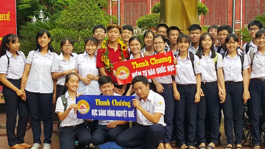 Quá nhiều lớp xin chụp ảnh với Thanh Chương làm Chương mệt đừ