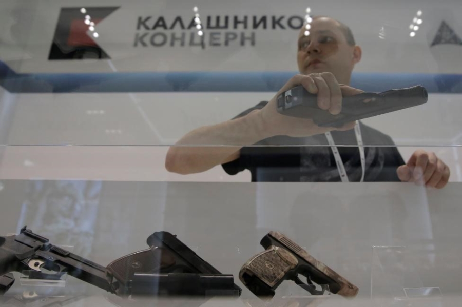 San bay Moscow mo cua hang ban AK-47 hinh anh 3