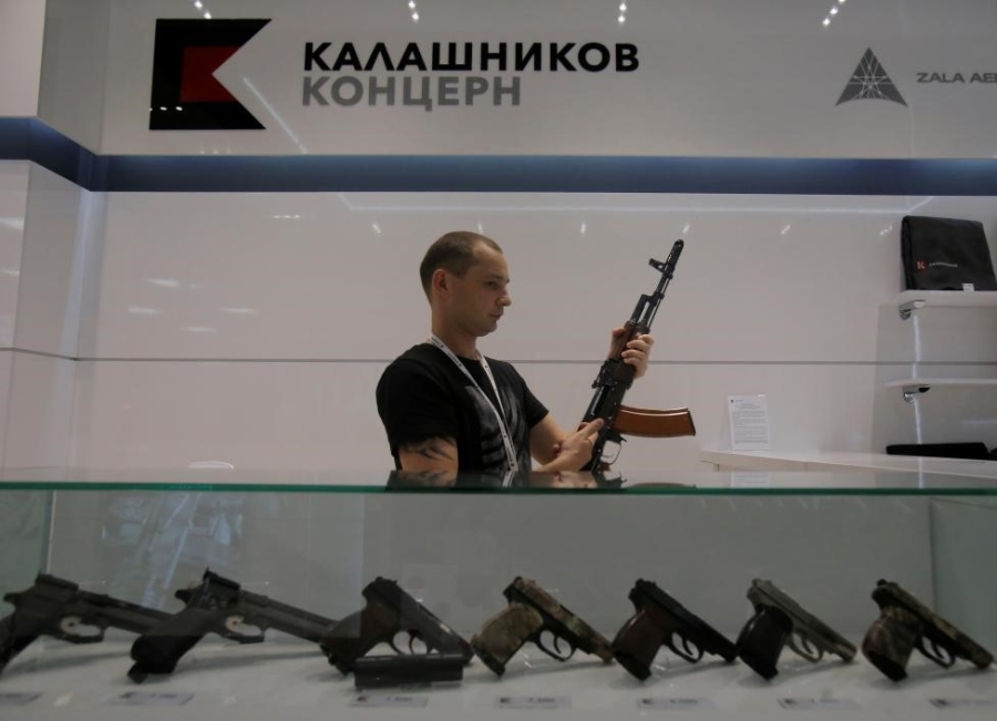 San bay Moscow mo cua hang ban AK-47 hinh anh 4