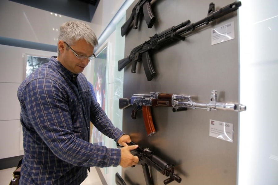 San bay Moscow mo cua hang ban AK-47 hinh anh 5