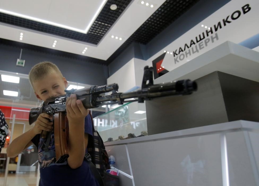 San bay Moscow mo cua hang ban AK-47 hinh anh 6