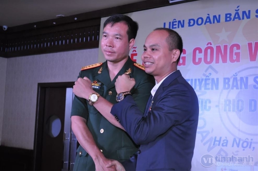 Hoàng Xuân vinh trong lễ mừng công.