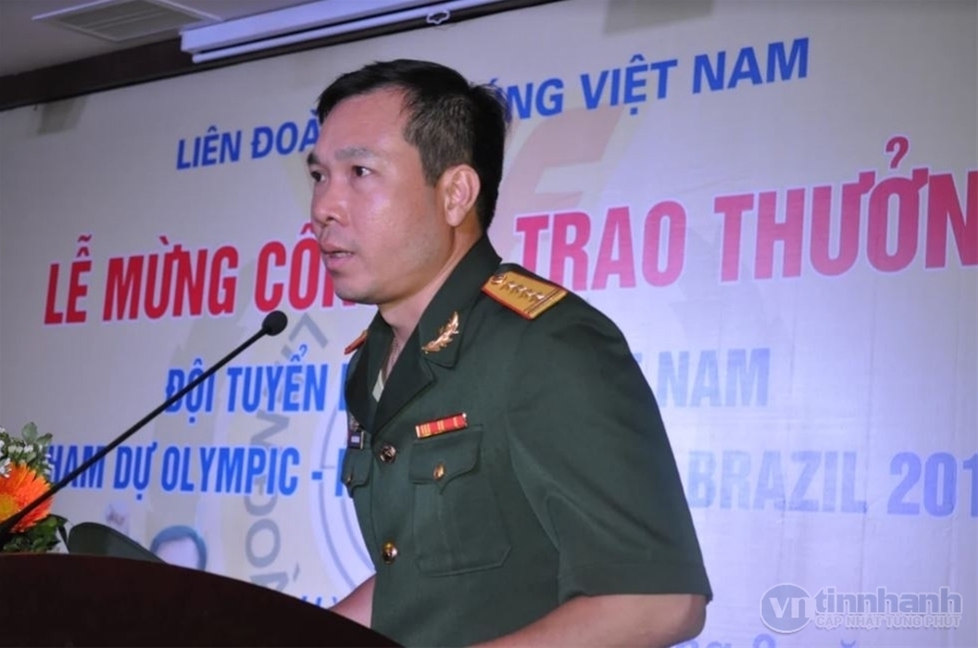 Hoàng Xuân Vinh phát biểu tại lễ mừng công.
