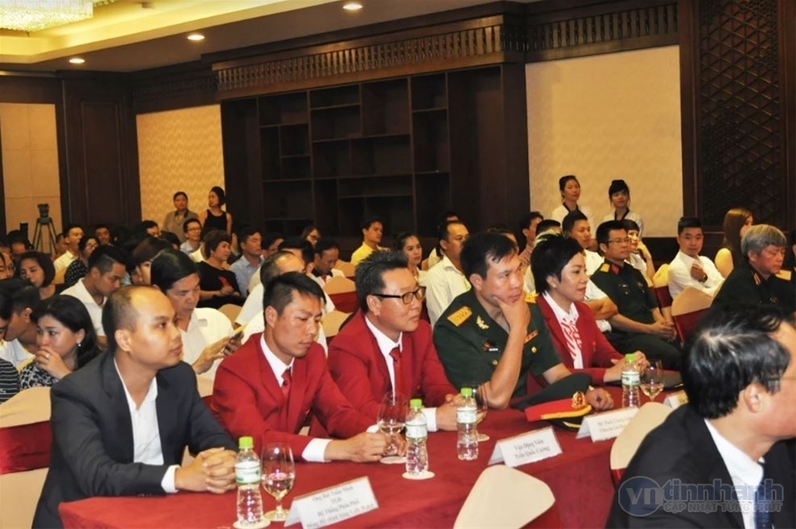 Ngồi cạnh anh là BHL và đại diện nhà tài trợ.