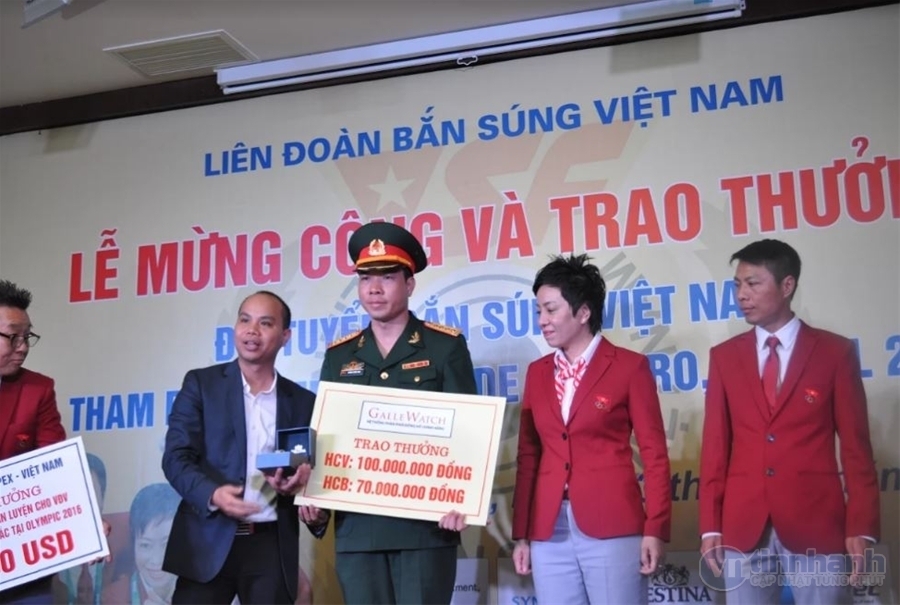 Hoàng Xuân Vinh nhận số tiền thưởng 170 triệu đồng từ nhà tài trợ Galle Watch.