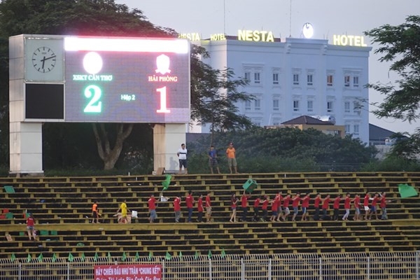 cuộc đua vô địch V-League, V-League, Cần Thơ, Hải Phòng, tiêu cực bóng đá