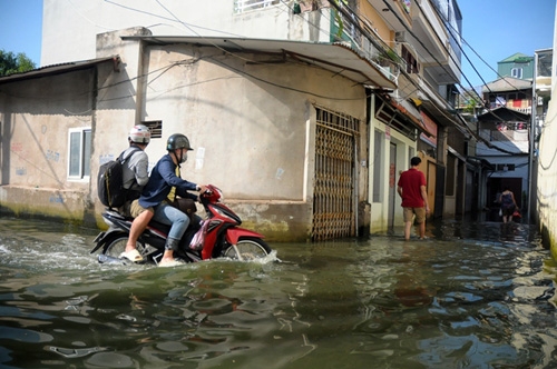 sau bao 5 ngay, nguoi ha noi van phai “di cu” vi ngap hinh anh 2