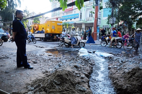 sau bao 5 ngay, nguoi ha noi van phai “di cu” vi ngap hinh anh 11