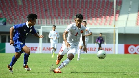  U19 Việt Nam (áo trắng) sẽ tiếp tục rèn bài phòng ngự phản công trong trận tiếp chủ nhà vào chiều nay
