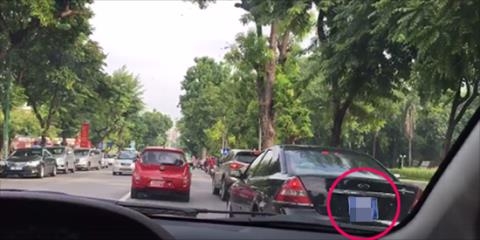 Ha Noi: Be gai lai oto bien xanh giua pho dong nguoi
