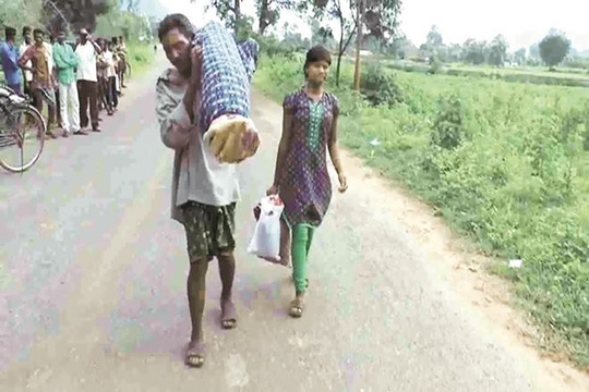 Ông Dana Majhi và con gái trên đường đưa xác vợ về nhà. Ảnh: NDTV, Indian Express