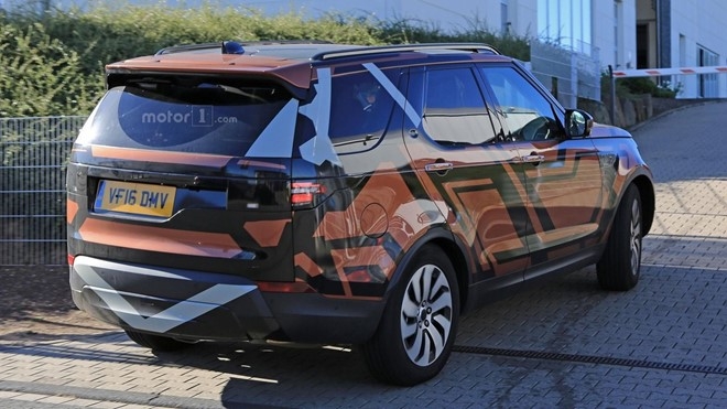 Land Rover Discovery 2017 lo dien ro net tren duong chay thu hinh anh 1