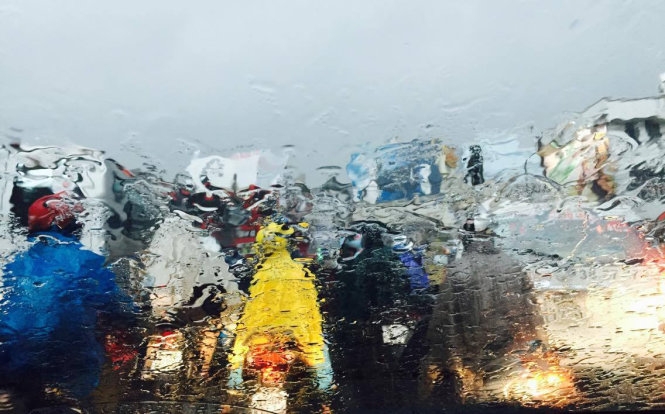 Sài Gòn mưa tầm tã, kẹt xe, ngập nặng nhiều nơi 
