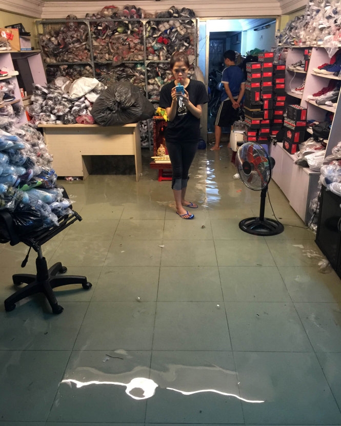 Sài Gòn mưa tầm tã, kẹt xe, ngập nặng nhiều nơi 