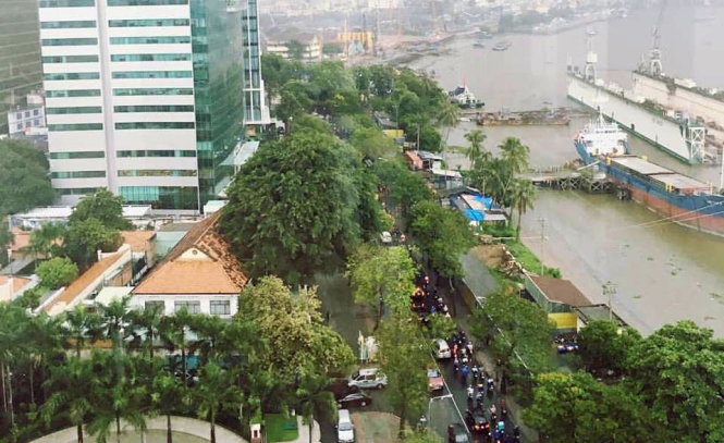 Sài Gòn mưa tầm tã, kẹt xe, ngập nặng nhiều nơi 