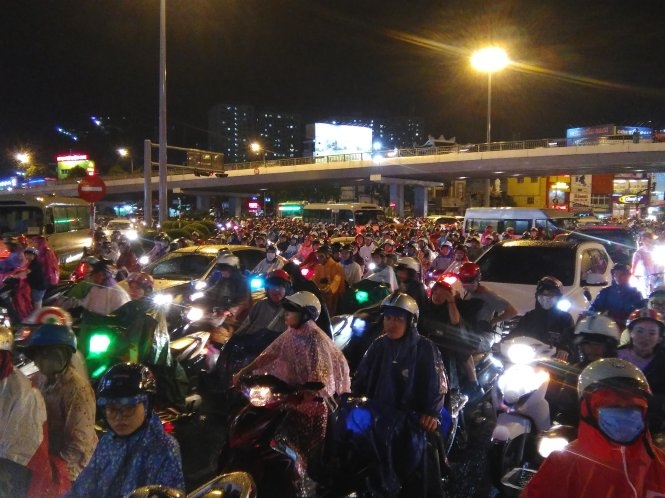 Sài Gòn mưa tầm tã, kẹt xe, ngập nặng nhiều nơi 