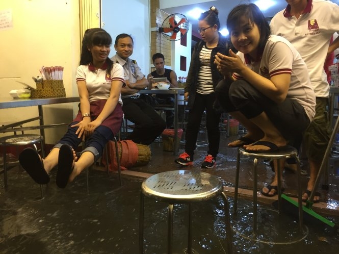 Sài Gòn mưa tầm tã, kẹt xe, ngập nặng nhiều nơi 