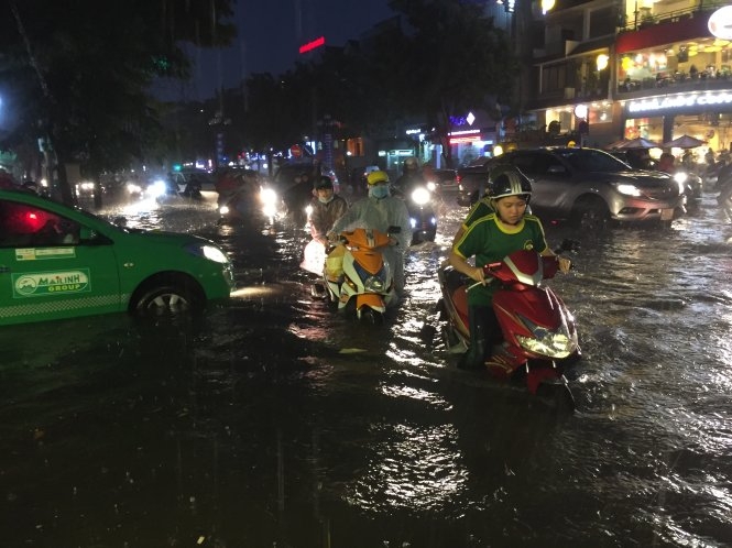 Sài Gòn mưa tầm tã, kẹt xe, ngập nặng nhiều nơi 