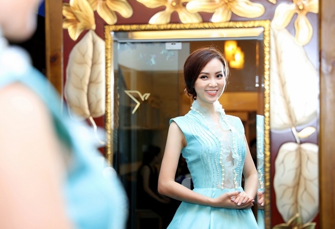 Thụy Vân chọn váy làm MC chung kết Hoa hậu Việt Nam
