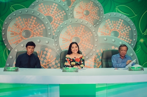 Bộ ba giám khảo Tiếng hát mãi xanh từ trái qua: ca sĩ Tuấn Ngọc, MC Quỳnh Hương, nhạc sĩ Trần Long Ẩn.