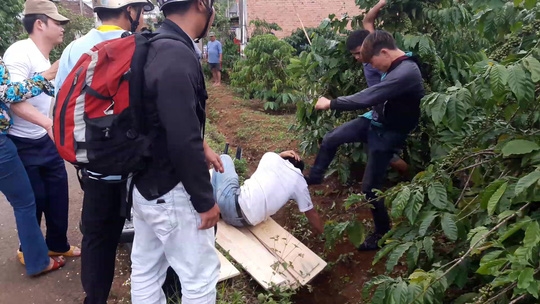 Va chạm, 5 thanh niên đi ô tô truy sát người đi xe máy