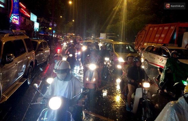 Cửa ngõ sân bay Tân Sơn Nhất kẹt cứng, hành khách dầm mưa đi bộ gần 2km vào làm thủ tục - Ảnh 1.