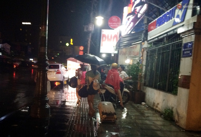Cửa ngõ sân bay Tân Sơn Nhất kẹt cứng, hành khách dầm mưa đi bộ gần 2km vào làm thủ tục - Ảnh 4.