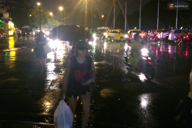 Cửa ngõ sân bay Tân Sơn Nhất kẹt cứng, hành khách dầm mưa đi bộ gần 2km vào làm thủ tục - Ảnh 5.