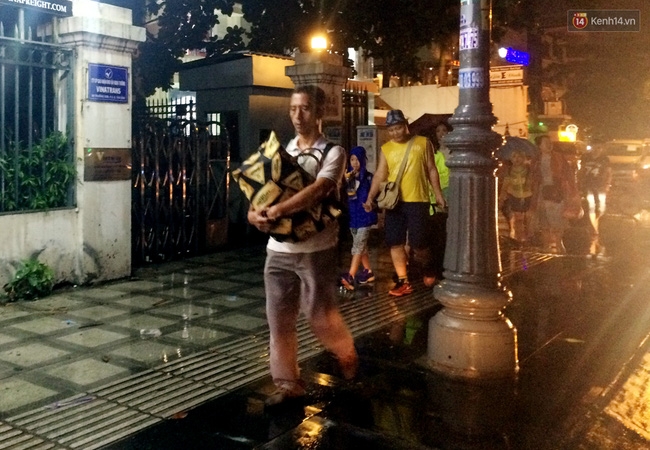 Cửa ngõ sân bay Tân Sơn Nhất kẹt cứng, hành khách dầm mưa đi bộ gần 2km vào làm thủ tục - Ảnh 6.