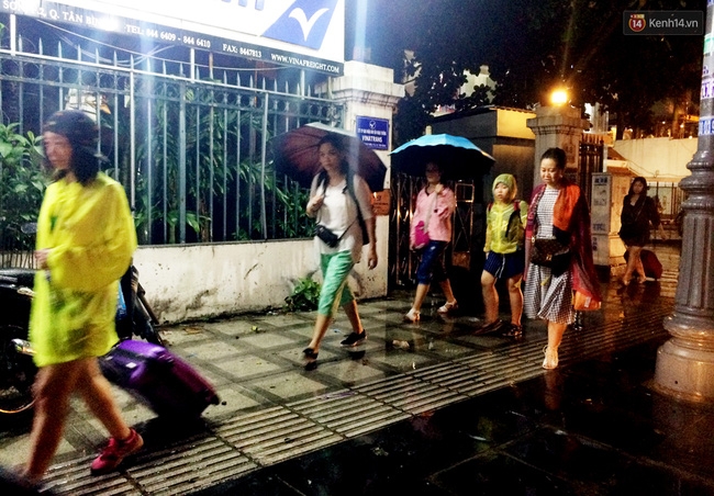 Cửa ngõ sân bay Tân Sơn Nhất kẹt cứng, hành khách dầm mưa đi bộ gần 2km vào làm thủ tục - Ảnh 7.