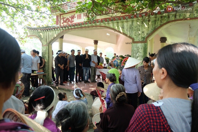Đau xót khi con gái của người mẹ trẻ bị xe buýt cán chết trên phố Hàng Khay chỉ mới 8 tháng tuổi - Ảnh 1.