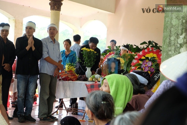 Đau xót khi con gái của người mẹ trẻ bị xe buýt cán chết trên phố Hàng Khay chỉ mới 8 tháng tuổi - Ảnh 2.
